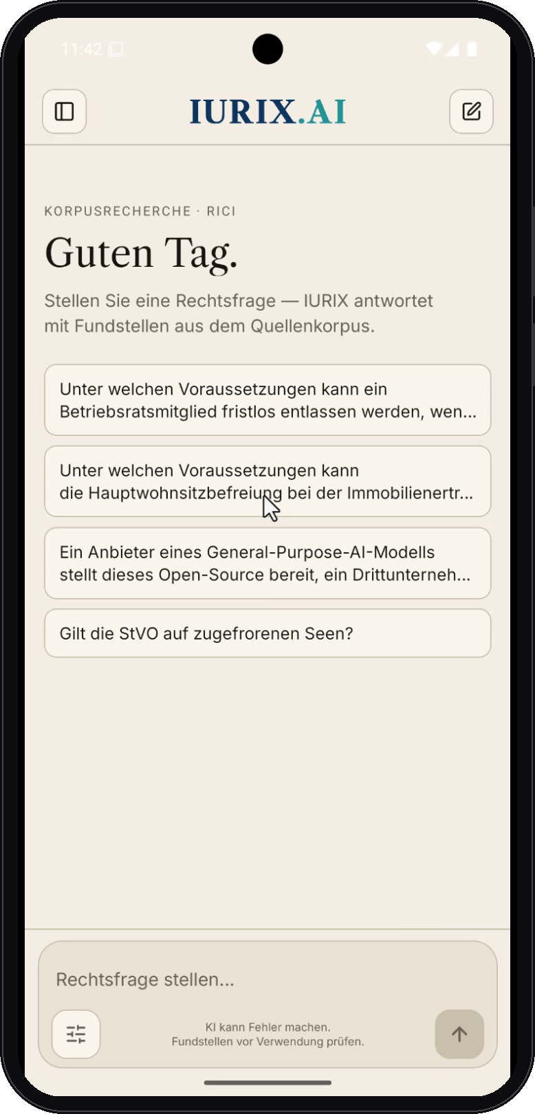 Startbildschirm der IURIX-App: Korpusrecherche mit RICI — Composer „Rechtsfrage stellen…“ und Beispiel-Rechtsfragen, darunter der Hinweis „KI kann Fehler machen. Fundstellen vor Verwendung prüfen.“
