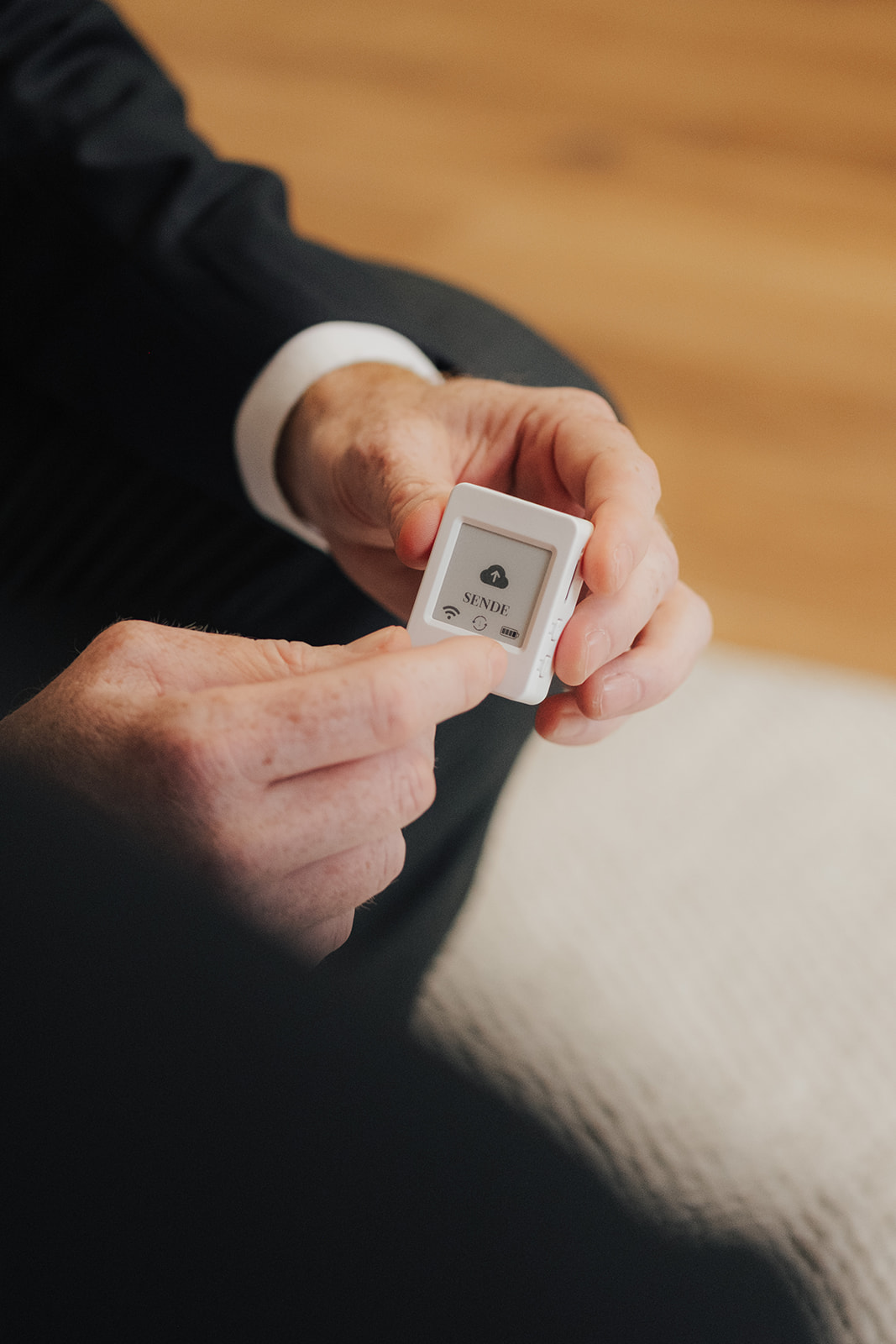 Das IURIX DIXI Pocket frontal — das Display zeigt SENDE mit Wolken-Symbol, die Übertragung läuft.